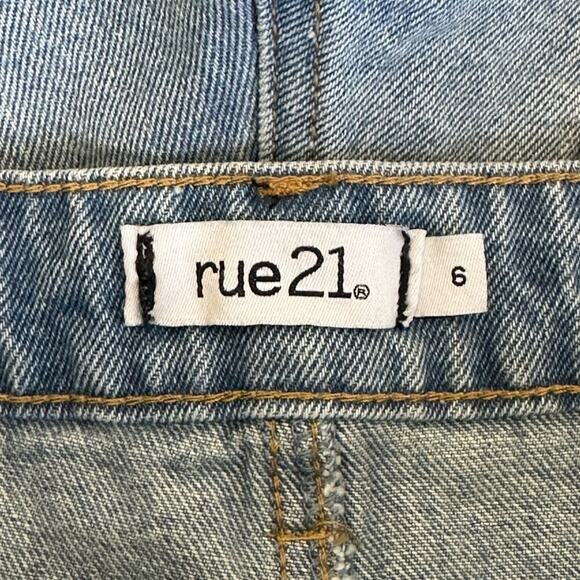 NWT Rue21 Denim Shorts Womens 6 Light Wash Distressed Raw Hem Festival Casual - Picture 4 of 5